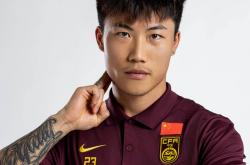 武磊场边指挥情绪激动，哈兰德队员怒摔水瓶